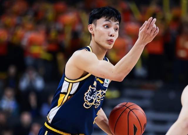 广东男篮战胜江苏，杜锋终于做对一件事：胡明轩打替补让位于徐杰